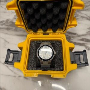 Invicta Pro Diver Men’s Watch
Collection Case Included
New Condition